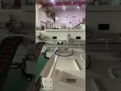 Linienbahn mit vollständig geschlossener, eingebauter Schleppkette